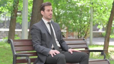 Genç İşadamı Ayağa kalktı ve Bench 'i açık havada bıraktı