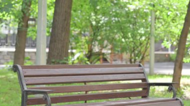 Genç İşadamı Bench 'e gelip oturuyor.