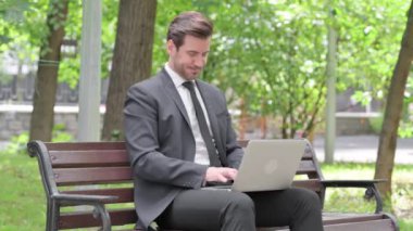 Öksüren Genç İşadamı Laptop kullanıyor