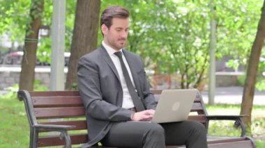 Laptop 'ta Genç İşadamından Başparmak Kaldı