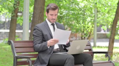 Genç İşadamı Laptop ve Dokümanlarda Çalışırken Kutluyor