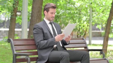 Genç İşadamı Dışarıda Otururken Belgeleri Okurken