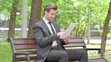 Genç İşadamı Dokümanları Okurken Kutlama Yapıyor