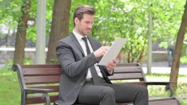 Genç İşadamı Açık Hava Sözleşmesi Okurken ÜzgünName