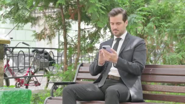 Středověký Podnikatel Pomocí Smartphone Zatímco Sedí Venku — Stock video