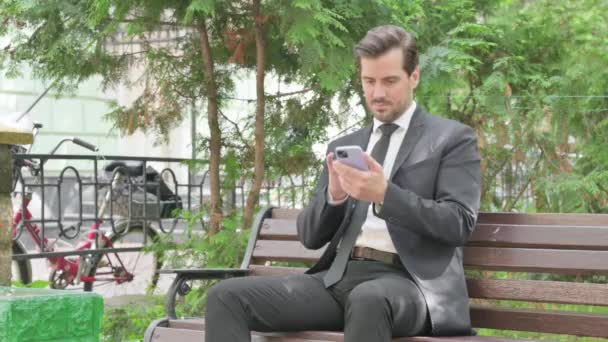 Uomo Affari Mezza Età Che Celebra Successo Smartphone Mentre Siede — Video Stock