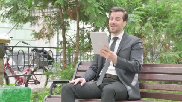 Geschäftsmann Mittleren Alters Führt Video Chat Auf Tablet Während Freien — Stockvideo