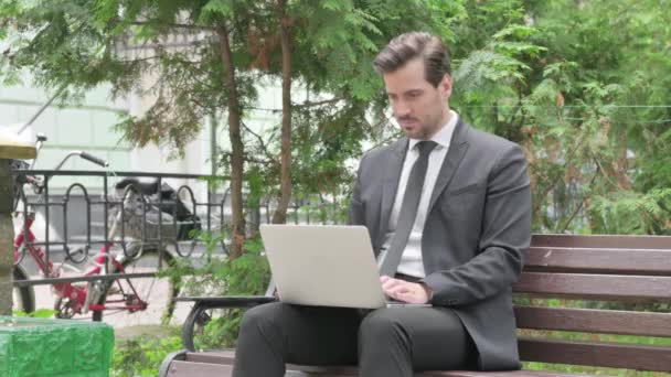 Empresário Idade Média Pensando Trabalhando Laptop Outdoor — Vídeo de Stock