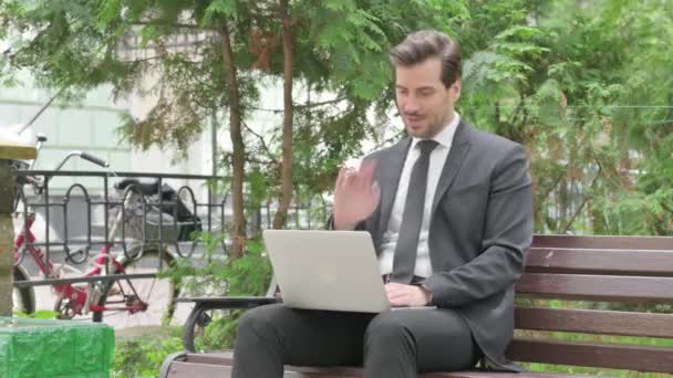 Online Videochat Von Geschäftsmann Mittleren Alters Auf Laptop Freien — Stockvideo