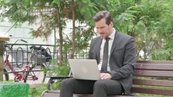 Geschäftsmann Mittleren Alters Schockiert Über Verlust Seines Laptops Freien — Stockvideo