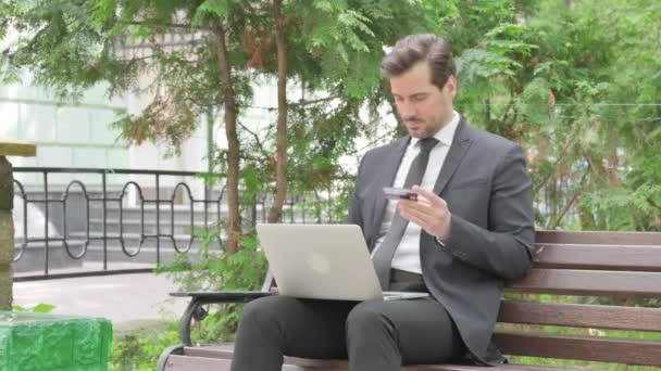Geschäftsmann Mittleren Alters Verärgert Über Zahlungsausfall Laptop Freien — Stockvideo