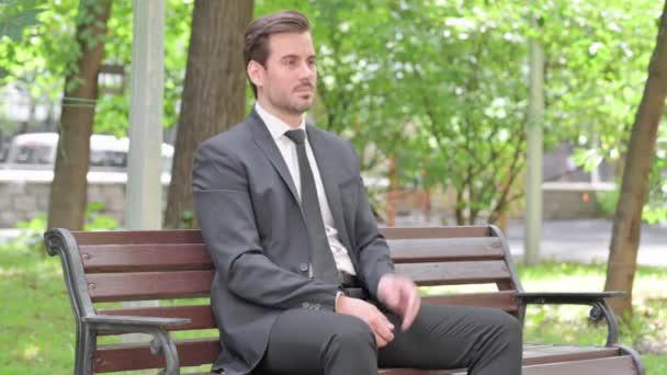 Müder Junger Geschäftsmann Sitzt Mit Nackenschmerzen Freien — Stockvideo