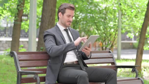 Jovem Empresário Comemorando Sucesso Tablet Enquanto Sentado Livre Banco — Vídeo de Stock