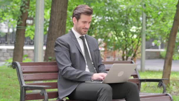 Pengusaha Muda Yang Bekerja Pada Laptop Outdoor — Stok Video
