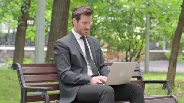 Młody Biznesmen Przy Użyciu Laptopa Bólem Pleców Podczas Siedzenia Świeżym — Wideo stockowe