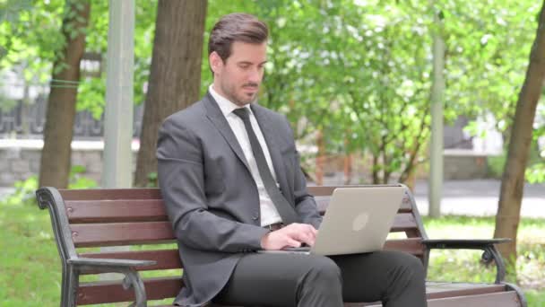 Junger Geschäftsmann Leugnet Während Draußen Laptop Arbeitet — Stockvideo