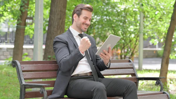 Joven Hombre Negocios Celebrando Éxito Tableta Mientras Está Sentado Aire — Foto de Stock