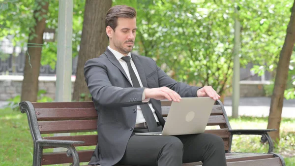 Young Businessman Leaving Bench Outdoor Working Laptop — Stock Photo, Image