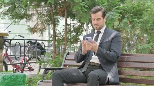 Hombre Negocios Mediana Edad Usando Smartphone Mientras Está Sentado Aire — Foto de Stock