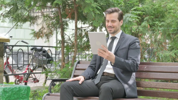 Středověký Podnikatel Dělá Video Chat Tabletu Zatímco Sedí Venku Lavičce — Stock fotografie