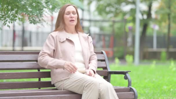 Senior Old Woman Κάθεται Εξωτερικούς Χώρους Πόνο Στην Πλάτη — Αρχείο Βίντεο