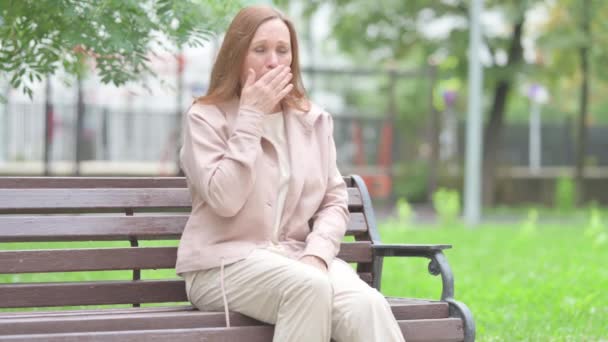Dışarıda Oturan Yaşlı Yaşlı Bir Kadın Öksürüyor — Stok video
