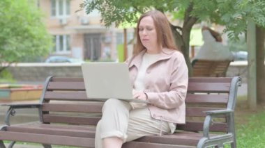 Baş Ağrısı Olan Modern Yaşlı Kadın Laptop Kullanıyor
