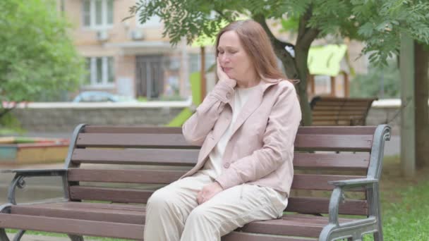 坐在长椅上牙痛的现代老妇人 — 图库视频影像
