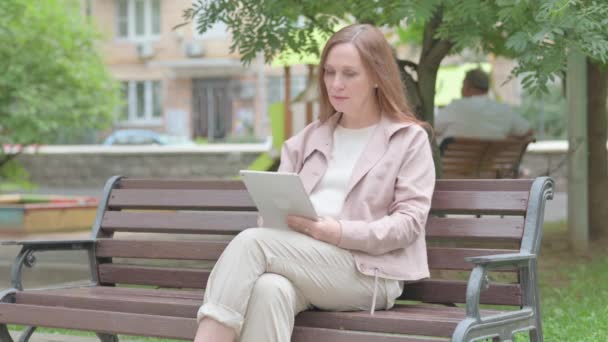 Mujer Vieja Moderna Usando Tablet Outdoor — Vídeos de Stock