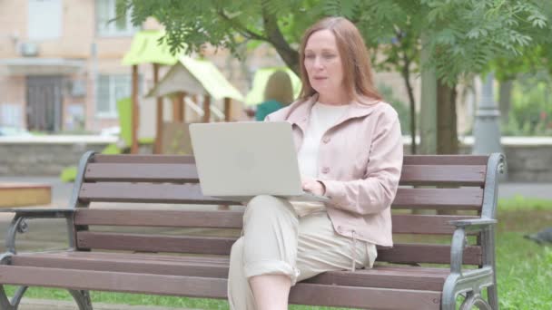 Σύγχρονη Ηλικιωμένη Γυναίκα Πονοκέφαλο Χρησιμοποιώντας Laptop Εξωτερική — Αρχείο Βίντεο
