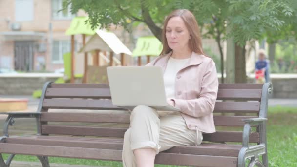 Moderne Oude Vrouw Met Hoofdpijn Met Behulp Van Laptop Outdoor — Stockvideo