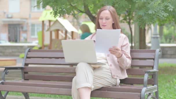 Nowoczesna Staruszka Bólem Głowy Przy Użyciu Laptopa Odkryty — Wideo stockowe