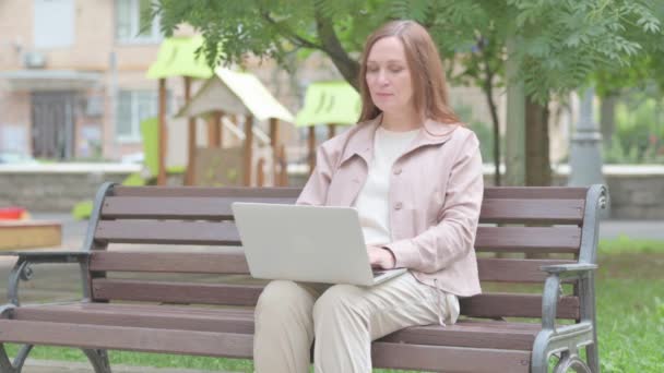 Moderne Oude Vrouw Met Hoofdpijn Met Behulp Van Laptop Outdoor — Stockvideo