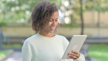 Tablet 'te Video Sohbeti Yapan Genç Afrikalı Kadın