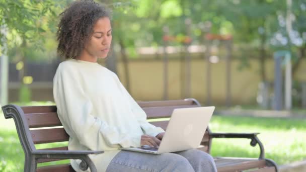 Wanita Muda Afrika Yang Bekerja Laptop Outdoor — Stok Video