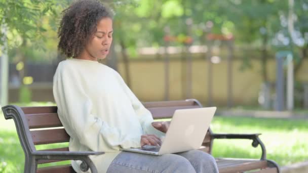 Mujer Africana Joven Con Dolor Cuello Trabajando Ordenador Portátil Aire — Vídeos de Stock