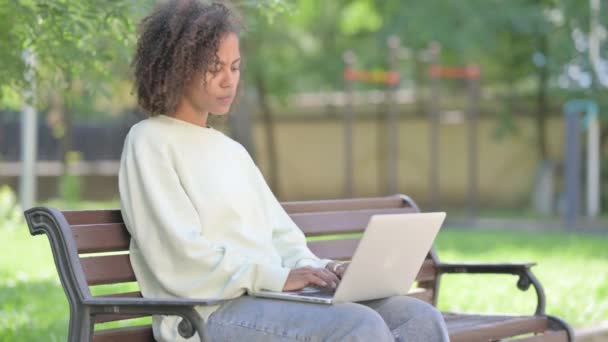 Tummen Ner Ung Afrikansk Kvinna Laptop Utomhus — Stockvideo