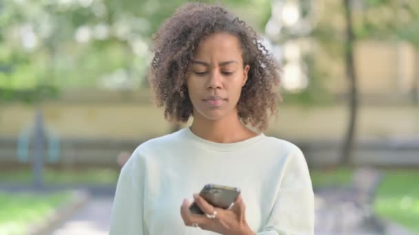 Ung Afrikansk Kvinna Talar Telefon Utomhus — Stockvideo