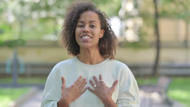 Blogging Joven Mujer Africana Haciendo Video Chat Línea Aire Libre — Vídeos de Stock