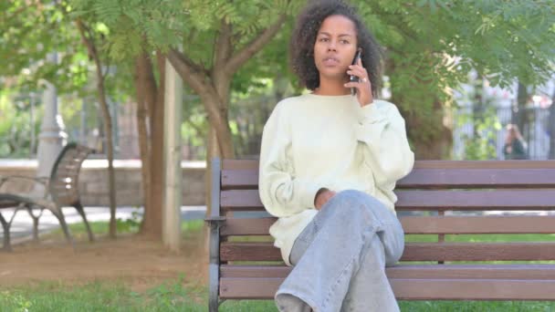 Nenáročné Africké Žena Mluvit Telefonu Venkovní — Stock video