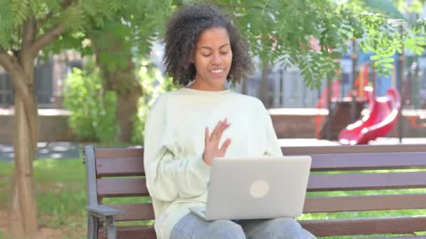 Chat Vídeo Online Por Mulher Africana Casual Laptop Livre — Vídeo de Stock