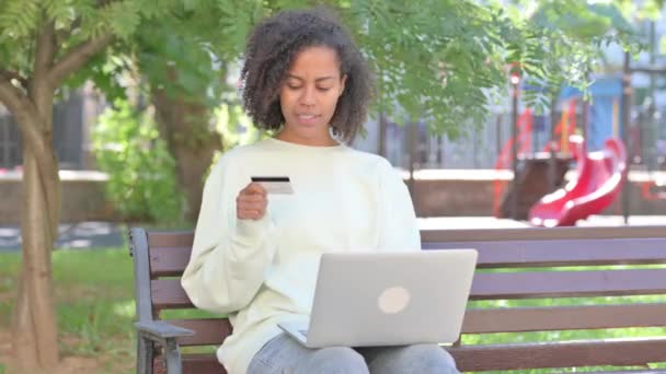 Случайная Африканская Женщина Расстроена Отказом Онлайн Оплаты Ноутбуке Открытом Воздухе — стоковое видео