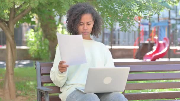 Casual African Woman Praca Dokumentach Laptopie Zewnątrz — Wideo stockowe