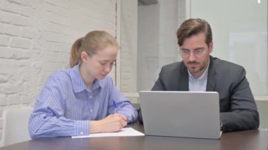 Ofiste Çalışırken Kameraya Bakan İş Adamları
