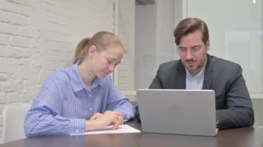 Ofisteki İş Adamları Başparmağını kaldırdı