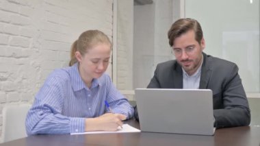 Ofiste Çalışırken Kameraya Bakan Gülümseyen İş Adamları