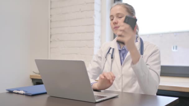 Ärztin Telefoniert Bei Der Arbeit — Stockvideo