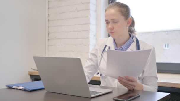 Femeie Doctor Lucrul Raportul Medical Birou — Videoclip de stoc