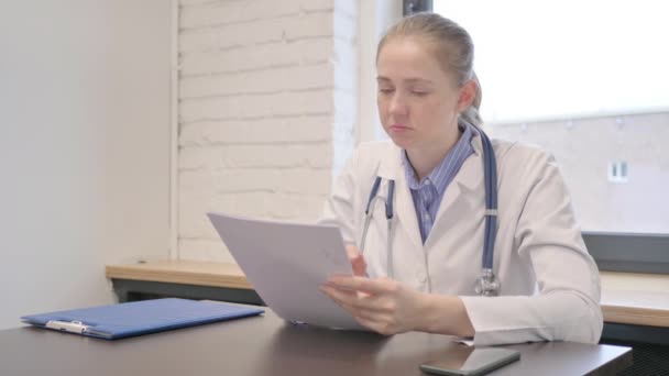 Close Female Doctor Doing Paperwork Hospital — Stock Video