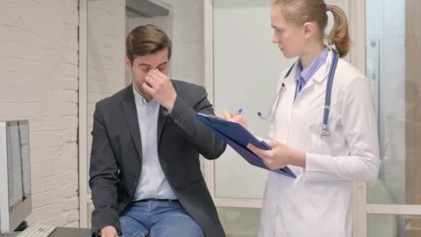 Kvinnlig Doktor Behandla Patient Med Huvudvärk — Stockvideo